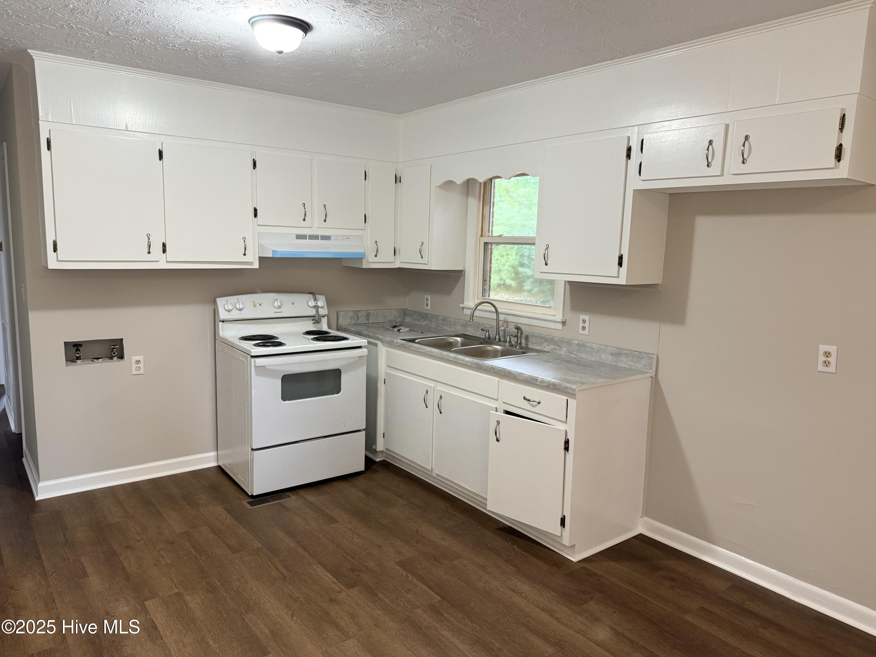 603 Pine Street Clinton, NC 28328 - Photo 3 of 15 Photo Oct 14 2025, 1 37 24 PM