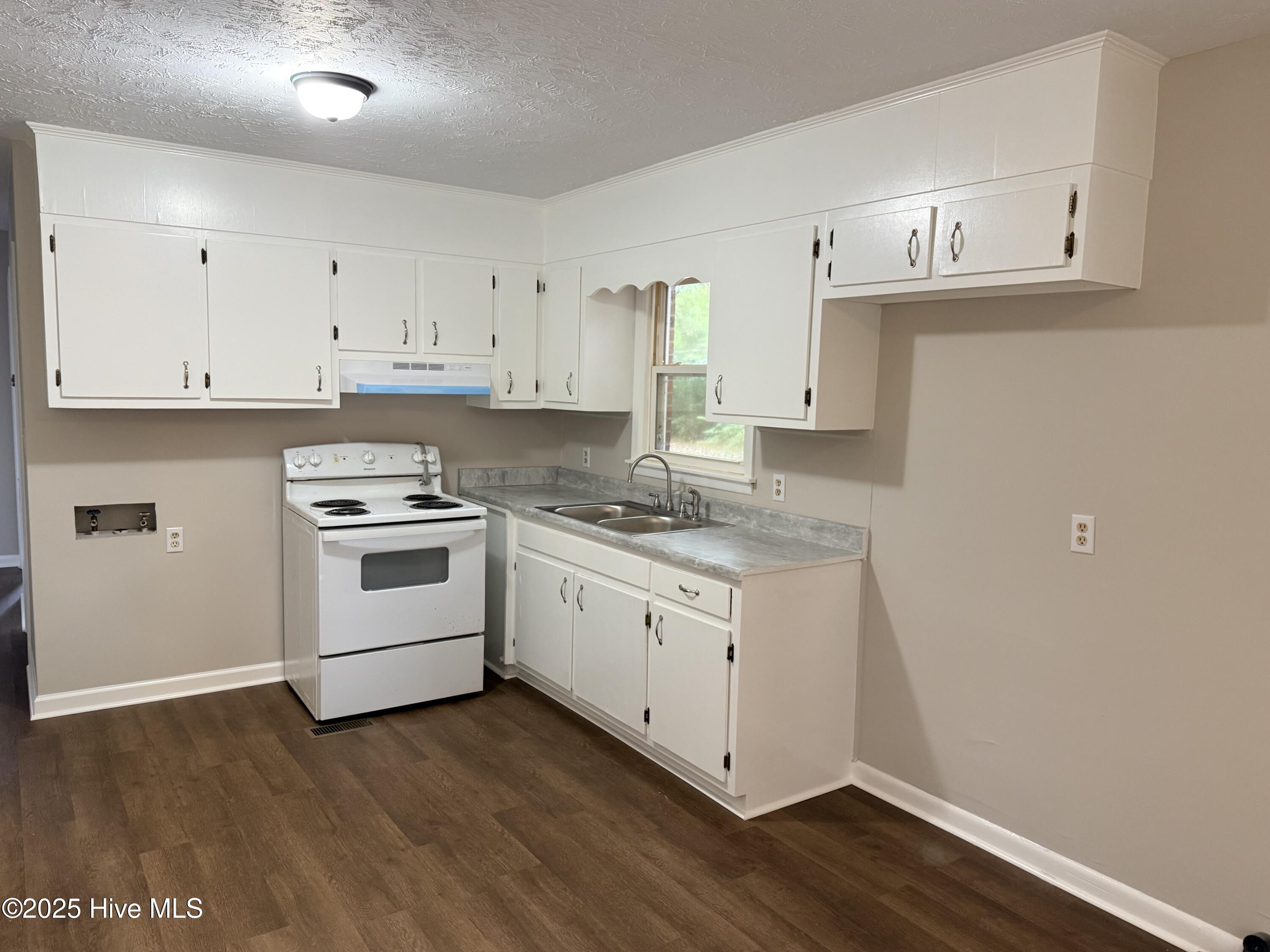 603 Pine Street Clinton, NC 28328 - Photo 4 of 15 Photo Oct 14 2025, 1 37 59 PM