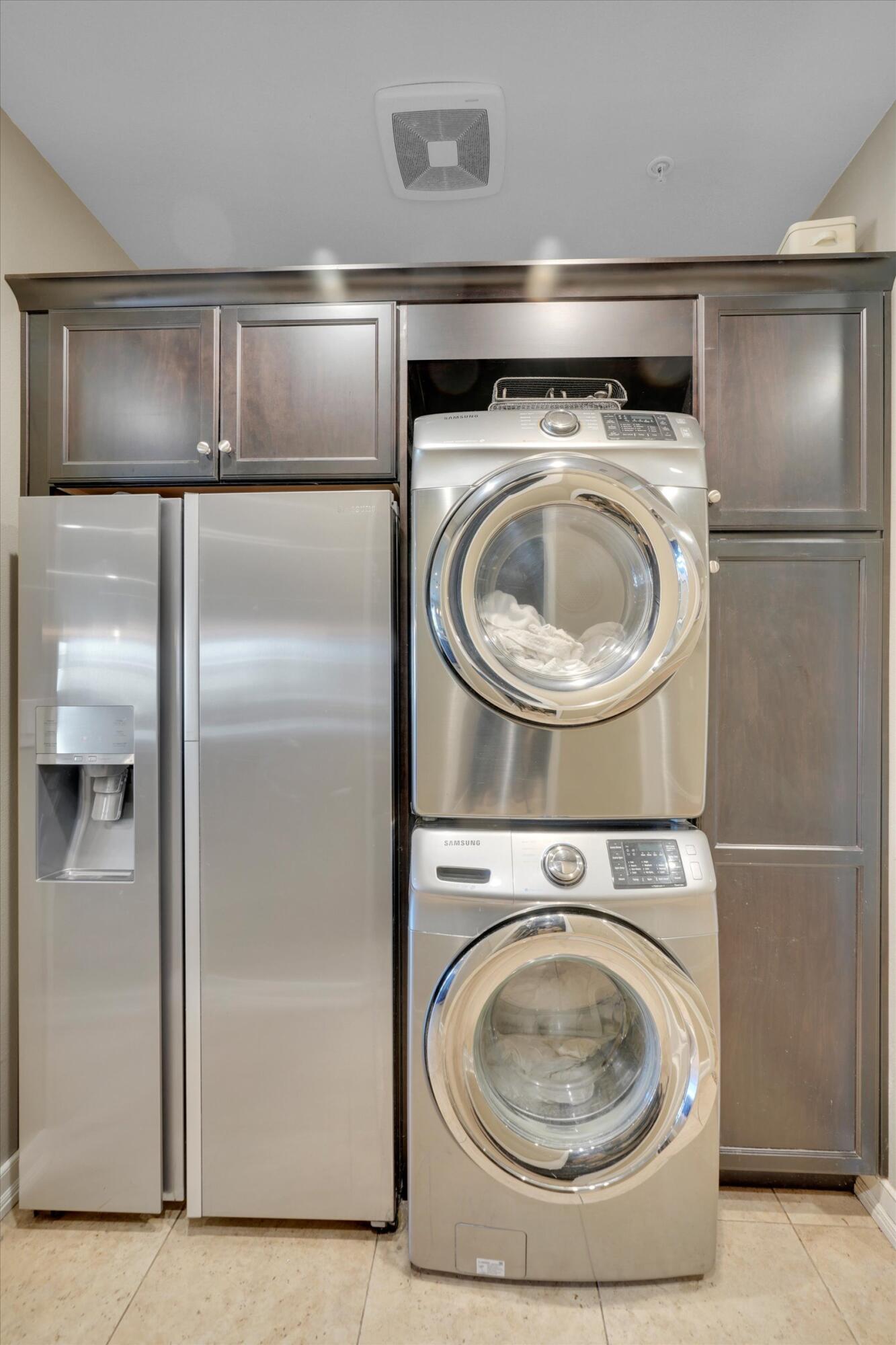 1635 Whitlatch Drive Lancaster, CA 93535 - Photo 15 of 58 a utility room with dryer and washer
