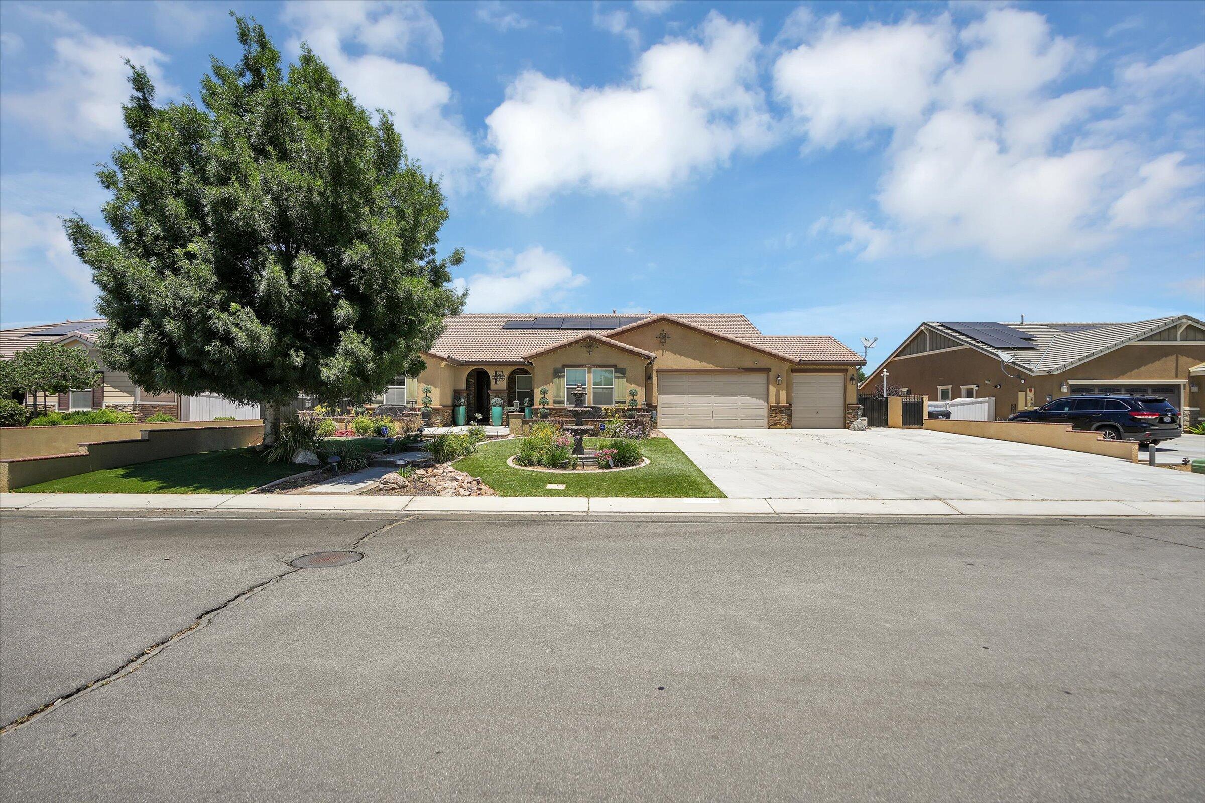 1635 Whitlatch Drive Lancaster, CA 93535 - Photo 5 of 58 a view of multiple houses with a street