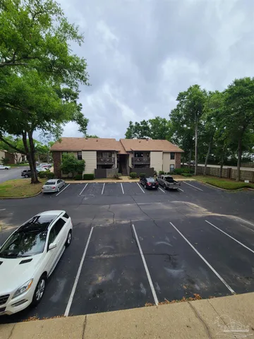 en empty room with an empty space