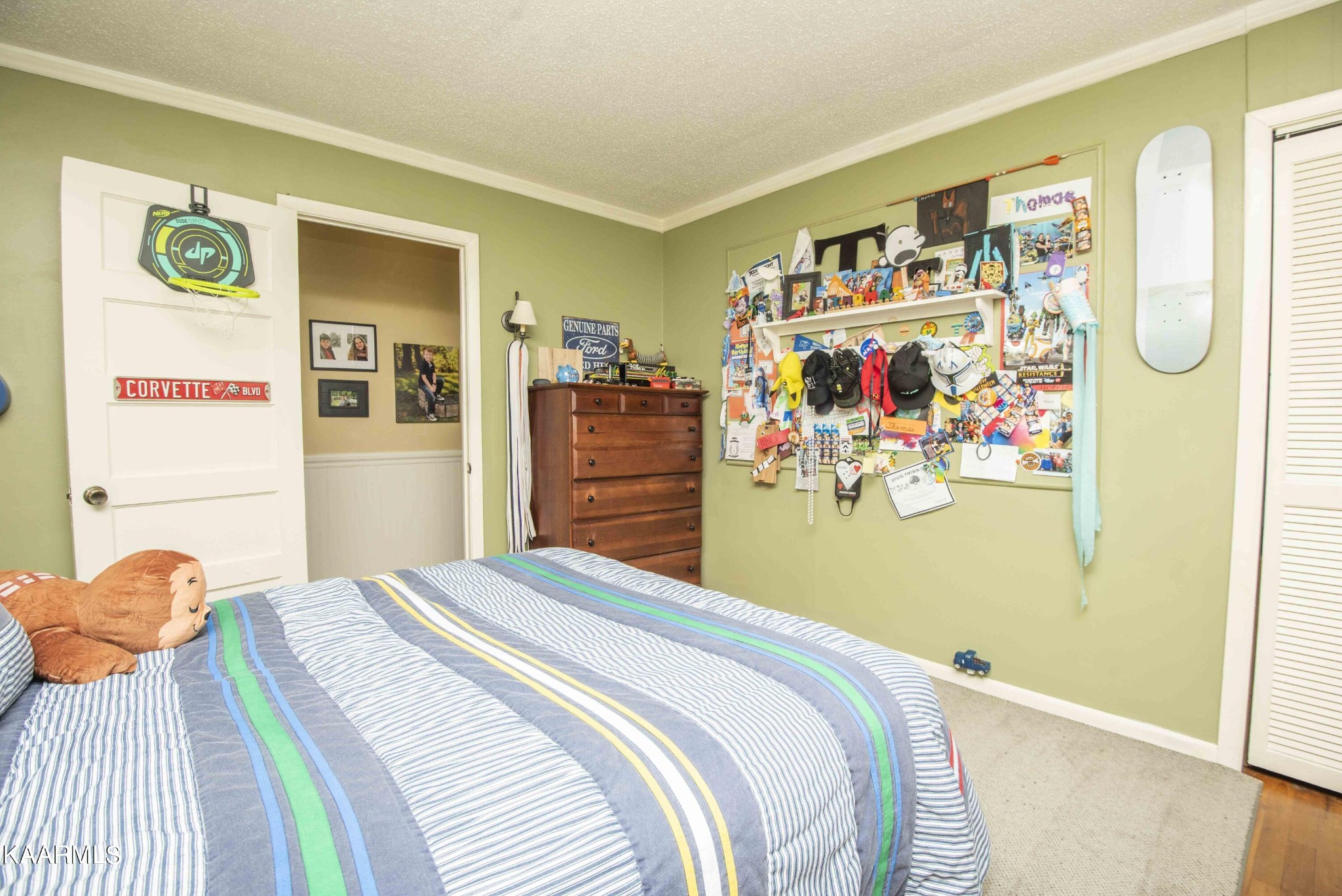 118 Tabor Road Oak Ridge, TN 37830 - Photo 42 of 44 a bedroom with bed and wall painting