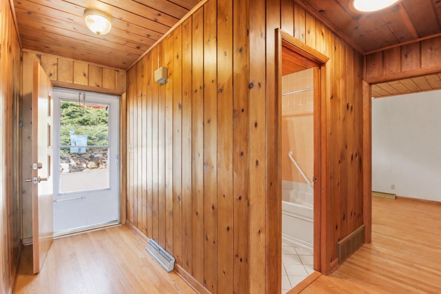 W2115 Beulah Heights Road East Troy, WI 53120 - Photo 24 of 57 Entry / Bath