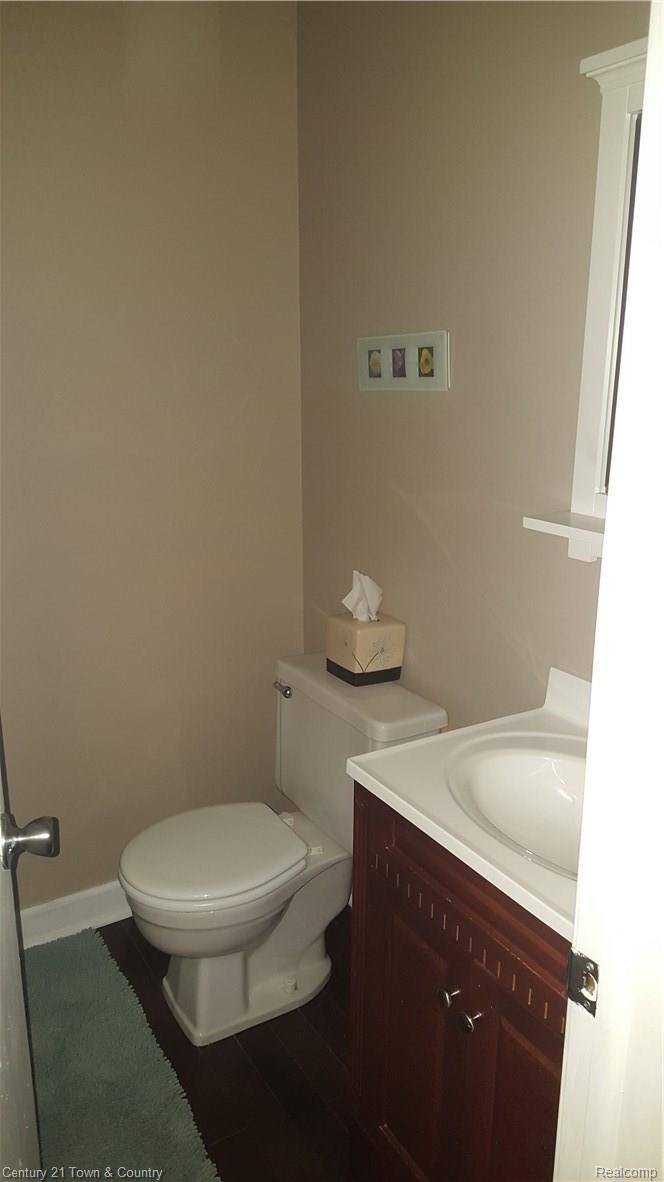 1587 Deerhurst Lane Rochester, MI 48307 - Photo 35 of 35 Main Floor Half Bath