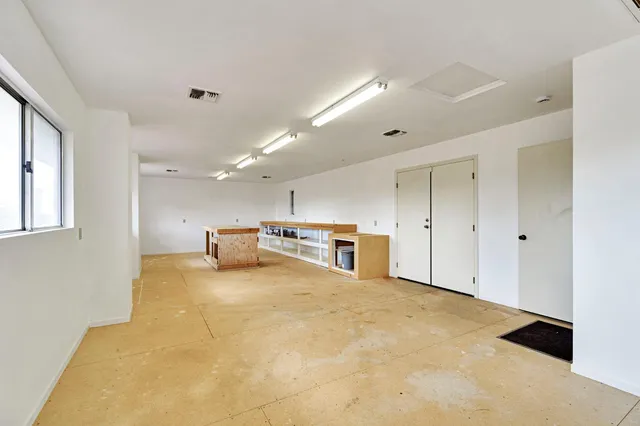 a view of a livingroom with furniture and a ceiling fan