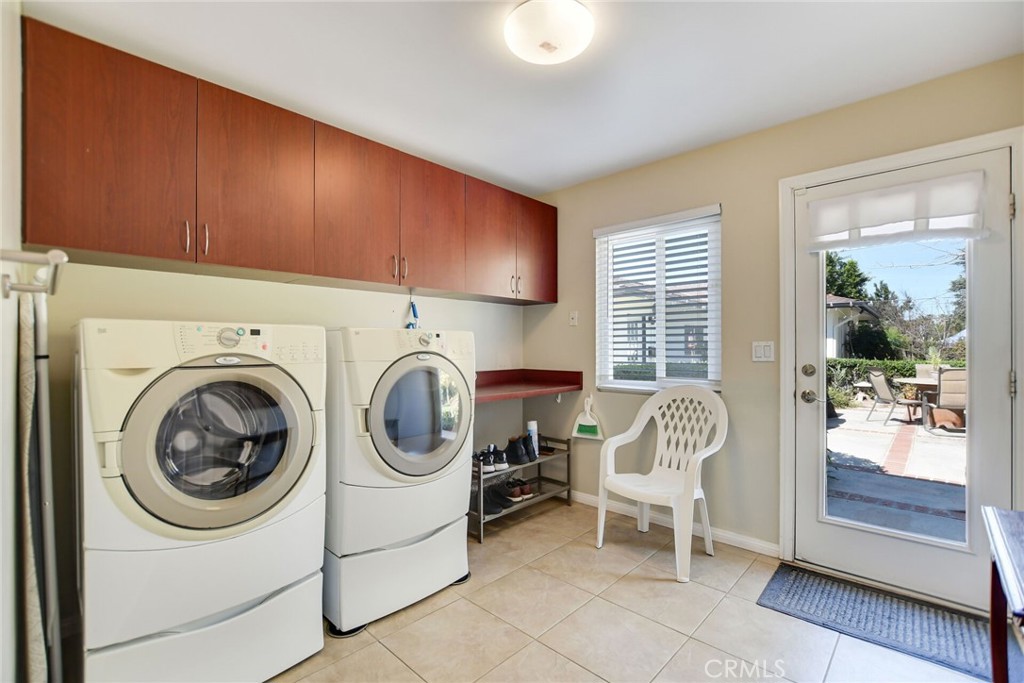 5531 Cornwall Avenue Riverside, CA 92506 - Photo 21 of 69 a view of a room with washer and dryer