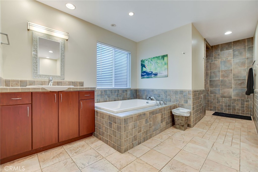 5531 Cornwall Avenue Riverside, CA 92506 - Photo 32 of 69 a bathroom with a tub a toilet a sink and mirror