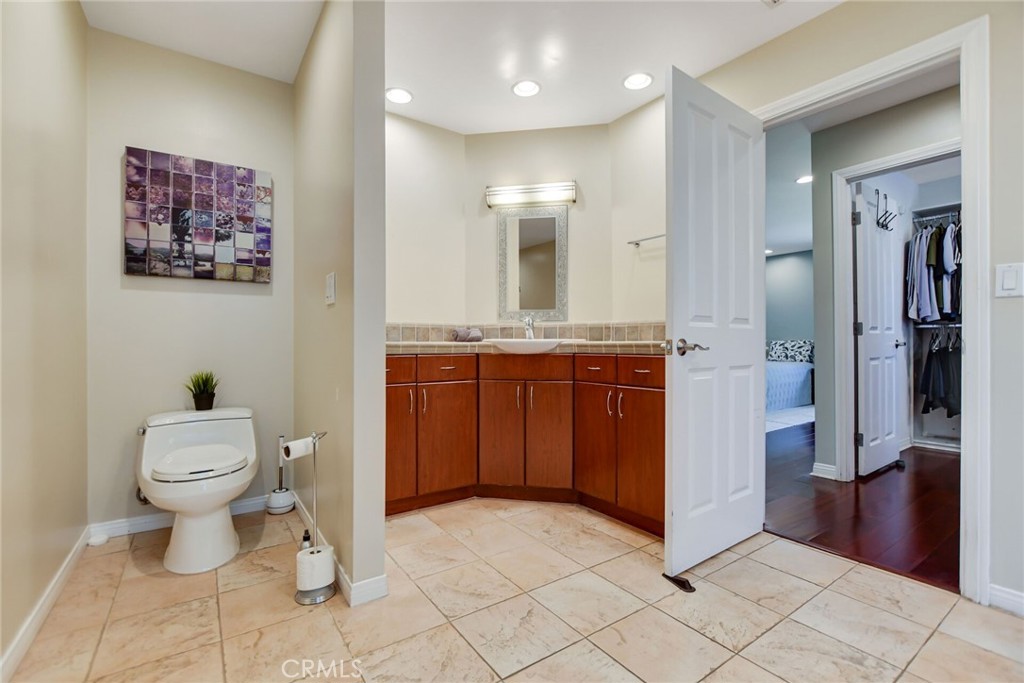 5531 Cornwall Avenue Riverside, CA 92506 - Photo 33 of 69 2 separate sinks