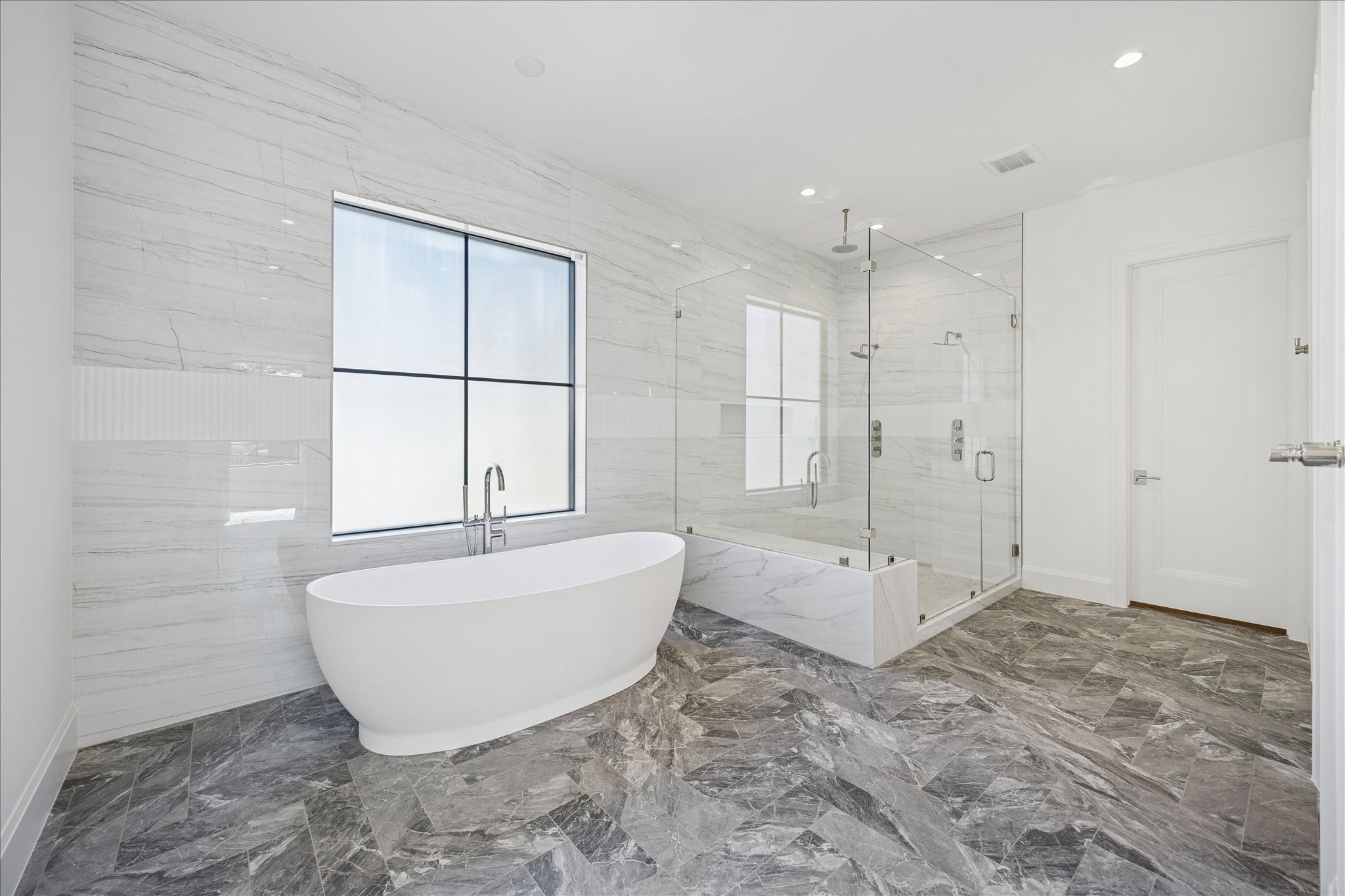 267 Maple Valley Road Houston, TX 77056 - Photo 26 of 40 a spacious bathroom with a tub shower and window