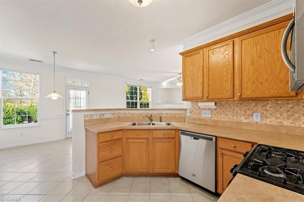 776 Spinning Wheel Point High Point, NC 27265 - Photo 8 of 37 Gallery Image 8