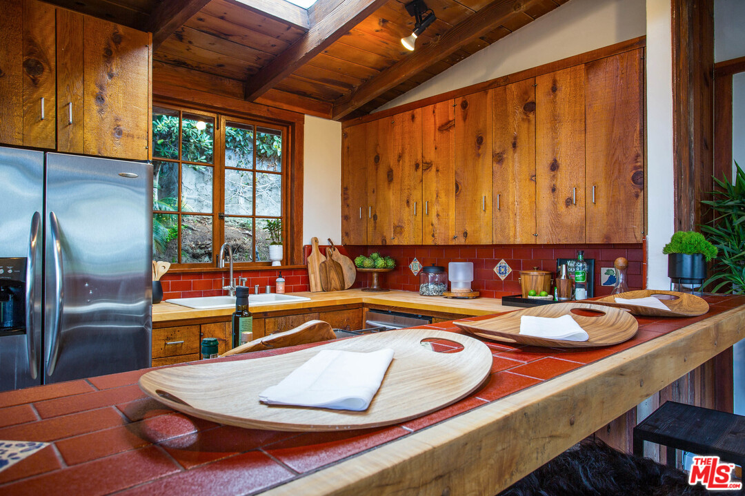 7280 Caverna Drive Los Angeles, CA 90068 - Photo 17 of 30