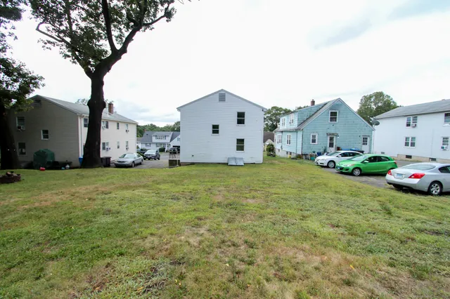 a view of a house with backyard