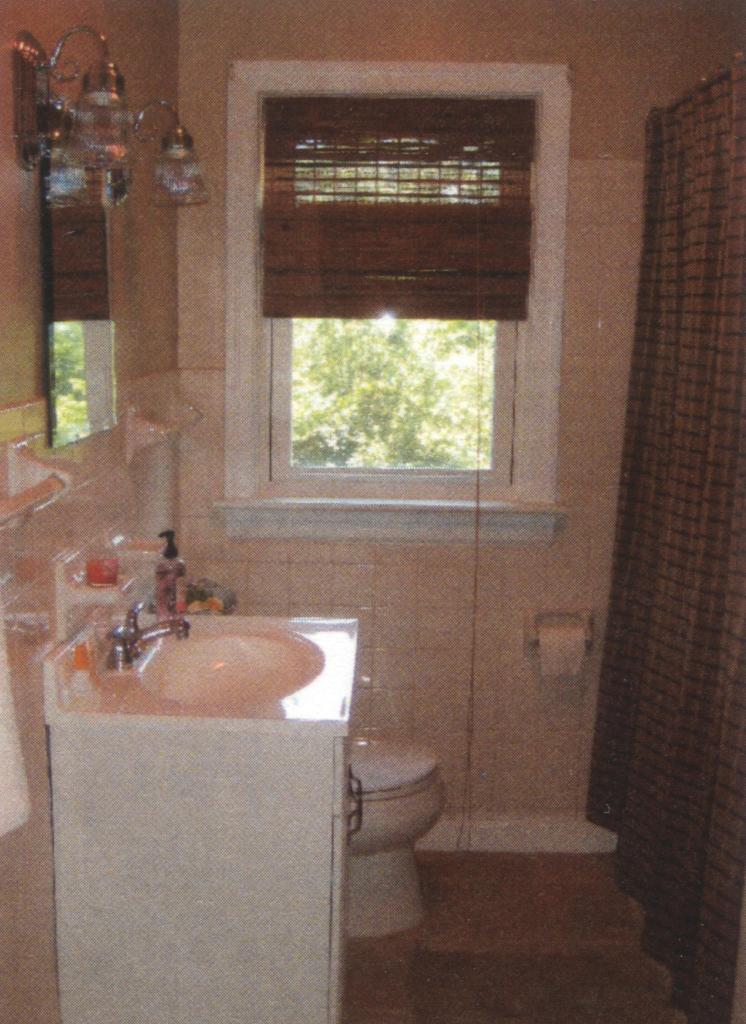 2239 Woodcliff Road Southeast Roanoke, VA 24014 - Photo 5 of 5 Bathroom