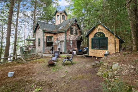 $645,000 | 4 Diamond Island, Gilford, NH 03249