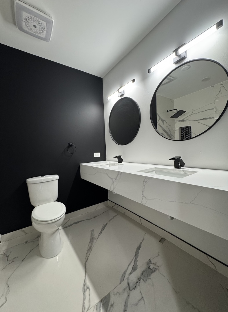 395 Surrey Lane Crete, IL 60417 - Photo 15 of 26 a bathroom with a toilet a sink and mirror