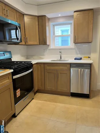 $2,700 | 524 Kearney Avenue, Unit 1, Cliffside Park, NJ 07010