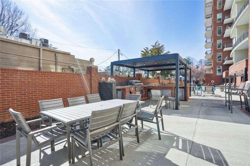 3820 Roswell Road Northeast, Unit 317 Atlanta, GA 30342 - Photo 28 of 29 a view of a patio with a table and chairs