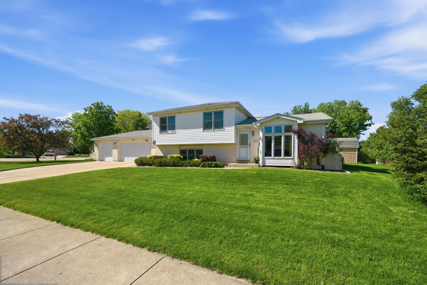 752 Rosanne Street Lockport, IL 60441 - Photo 5 of 32 a front view of a house with a garden