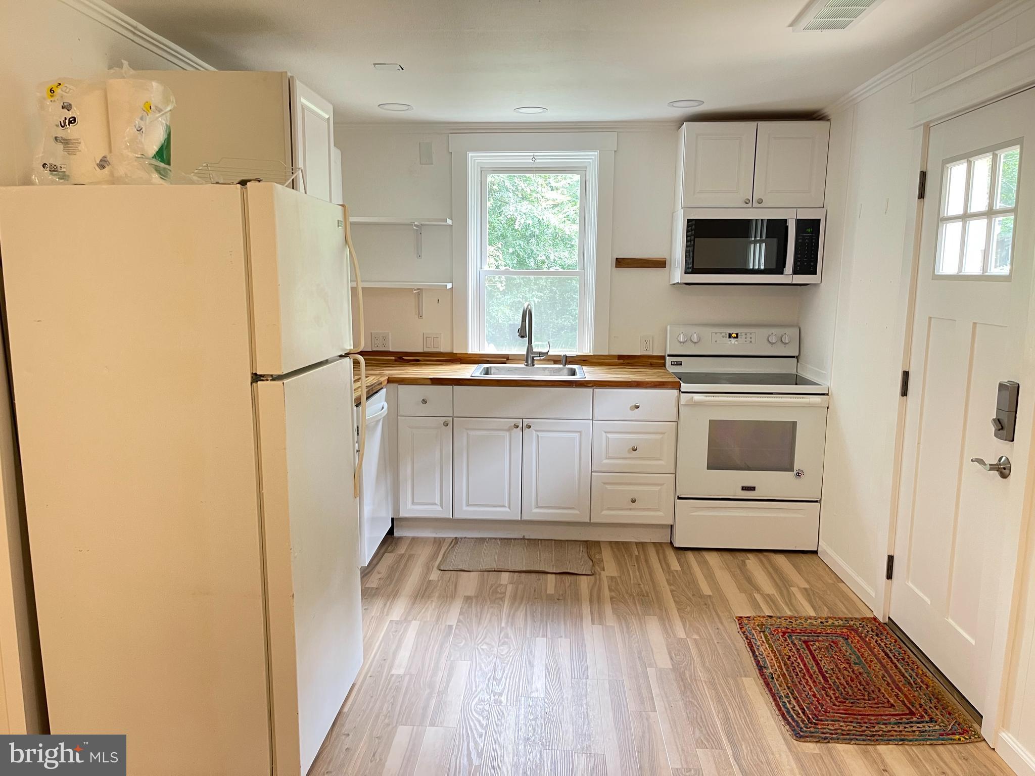 43 Silopanna Road, Unit B Annapolis, MD 21403 - Photo 6 of 16 a kitchen with stainless steel appliances a refrigerator and a stove top oven