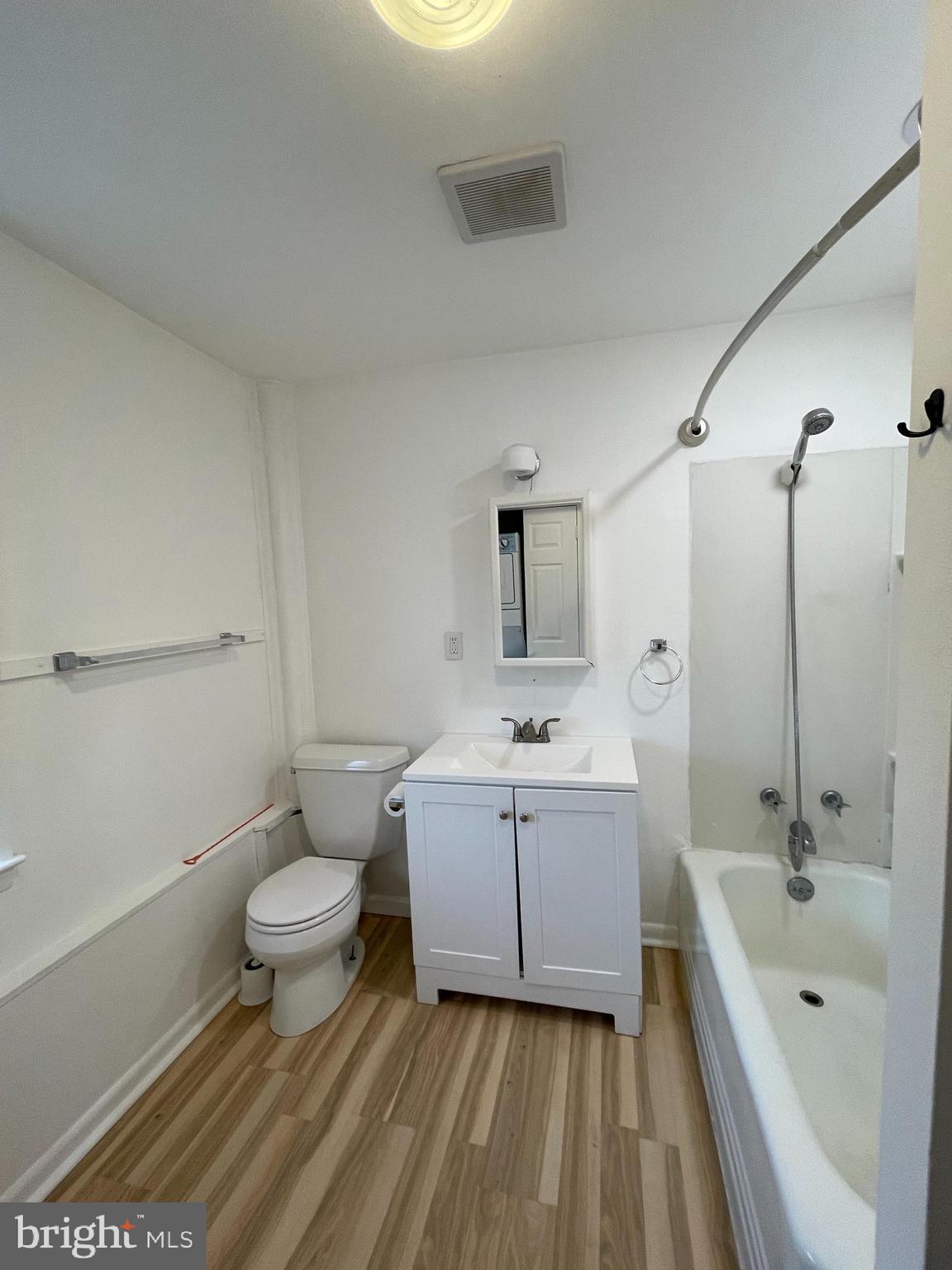 43 Silopanna Road, Unit B Annapolis, MD 21403 - Photo 8 of 16 a bathroom with a sink a toilet and bathtub