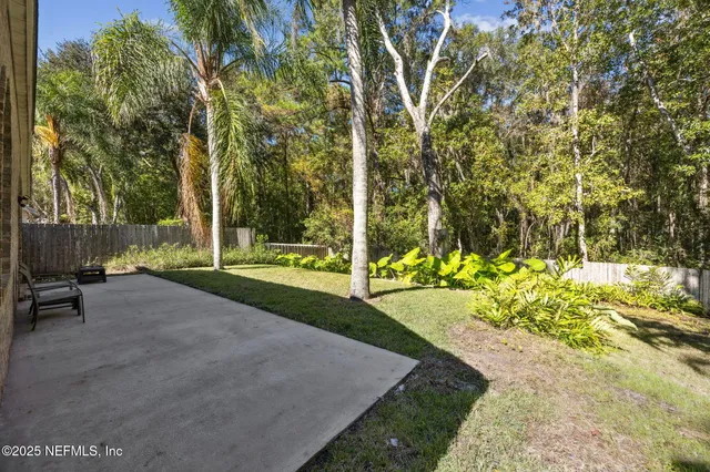 a view of a back yard