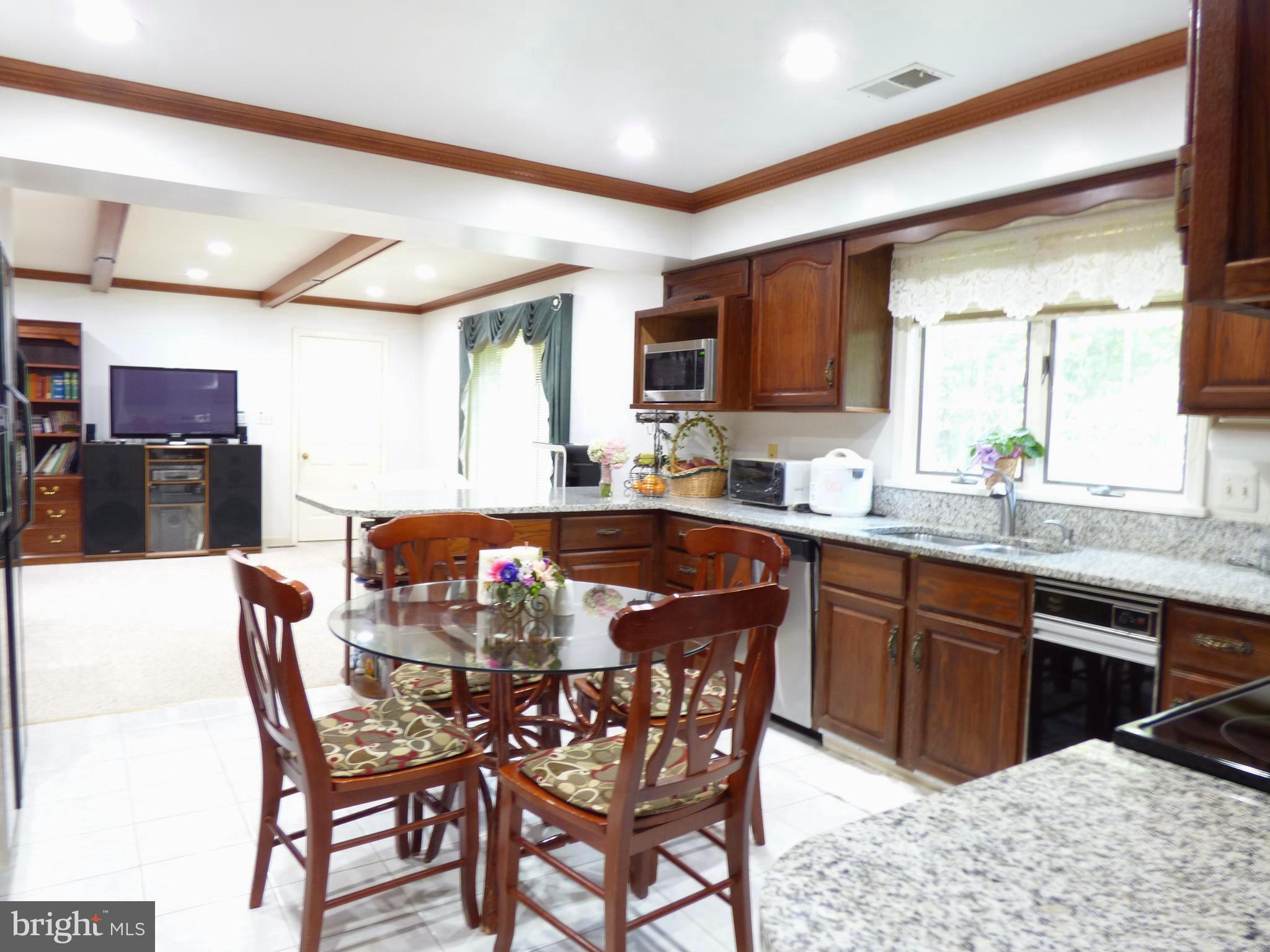 12219 Chapel Road Clifton, VA 20124 - Photo 25 of 91 Large kitchen with eat-in table .