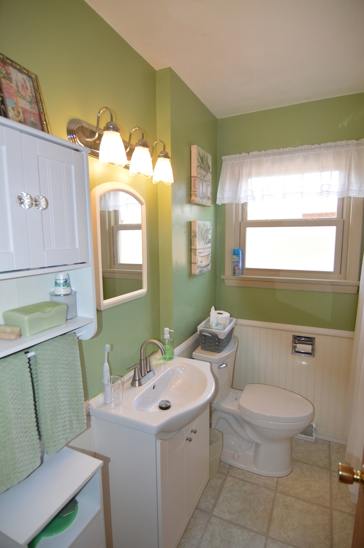 414 Brown Street Wauconda, IL 60084 - Photo 20 of 29 a bathroom with a toilet sink and mirror