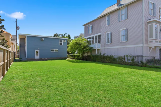 a view of a house with backyard and garden