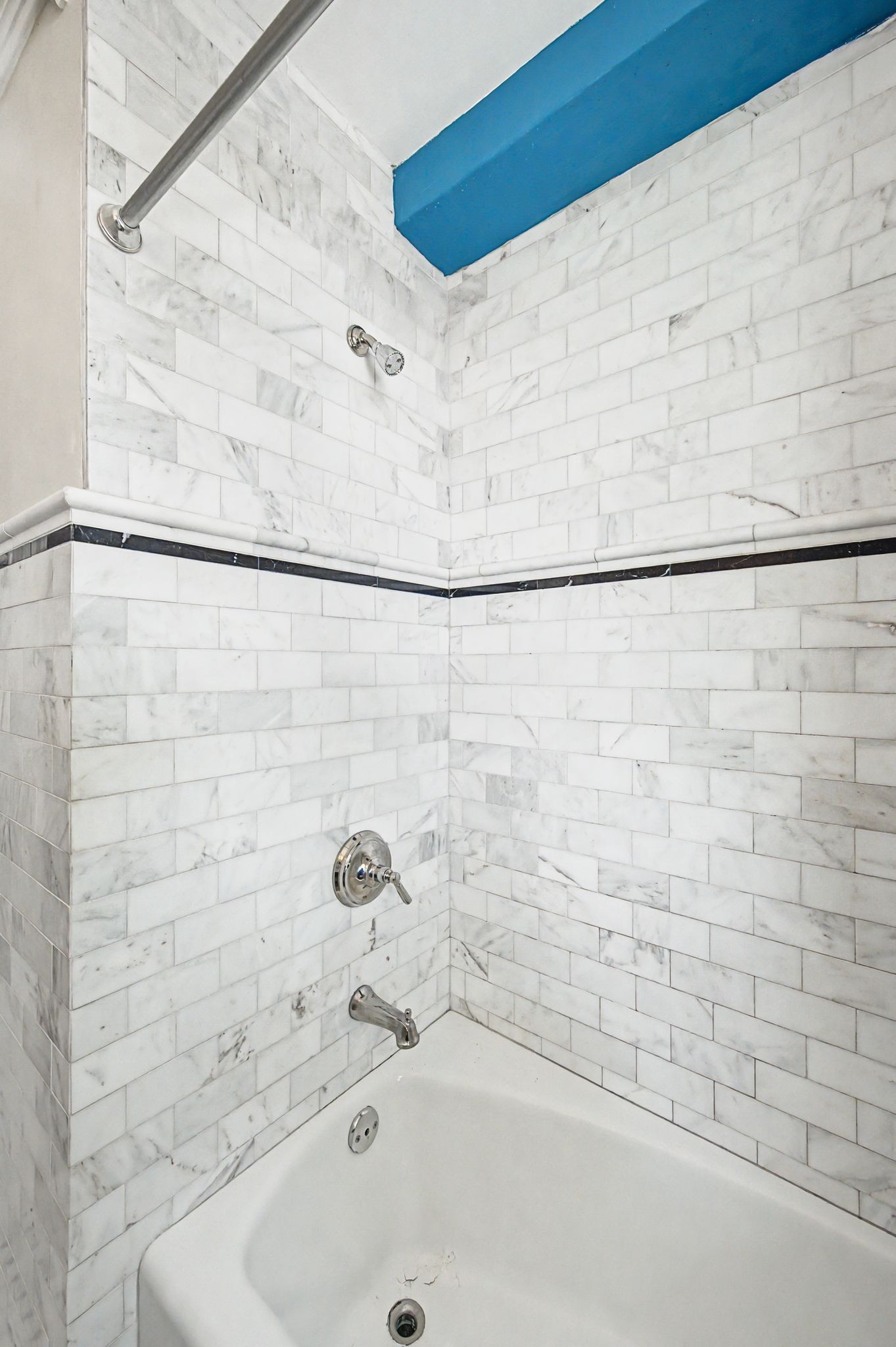 4225 Harding Pike, Unit 603 Nashville, TN 37205 - Photo 38 of 59 a bathroom with a white bathtub and a shower