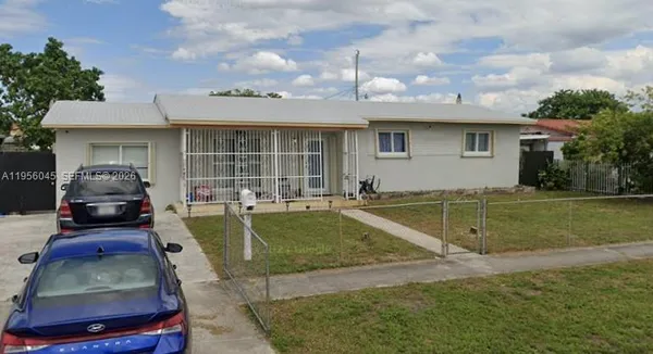 a view of a house with backyard