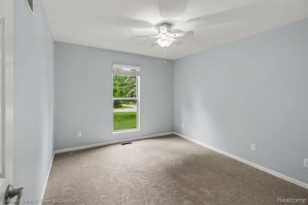 332 Triangle Lake Road Howell, MI 48843 - Photo 14 of 27