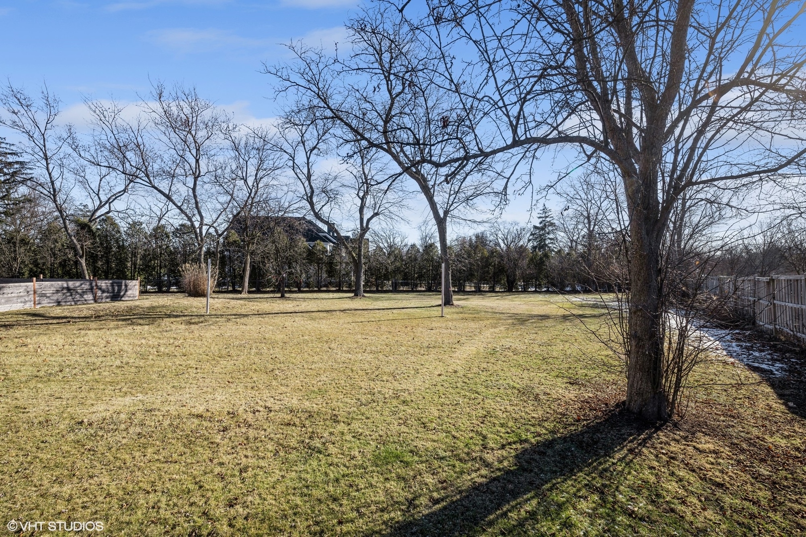 2185 New Willow Road Northfield, IL 60093 - Photo 4 of 24 a view of a yard with trees