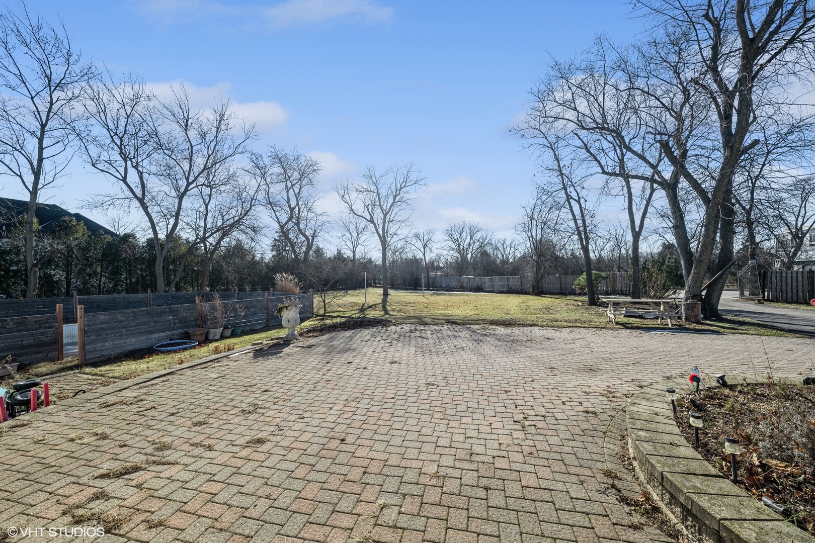 2185 New Willow Road Northfield, IL 60093 - Photo 7 of 24 a view of a yard with trees