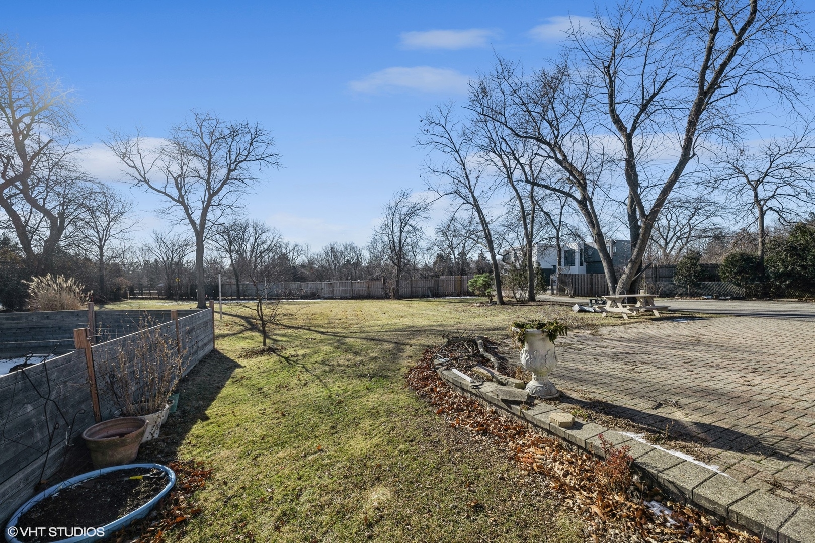 2185 New Willow Road Northfield, IL 60093 - Photo 8 of 24 a view of a yard with trees