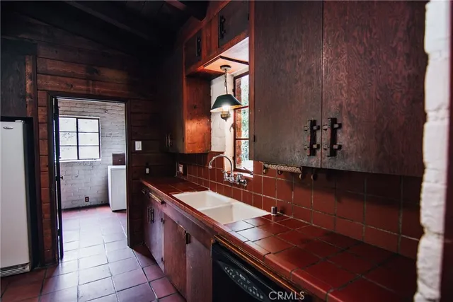 $2,095,000 | 4405 Carpenter Avenue, Studio City, CA 91607