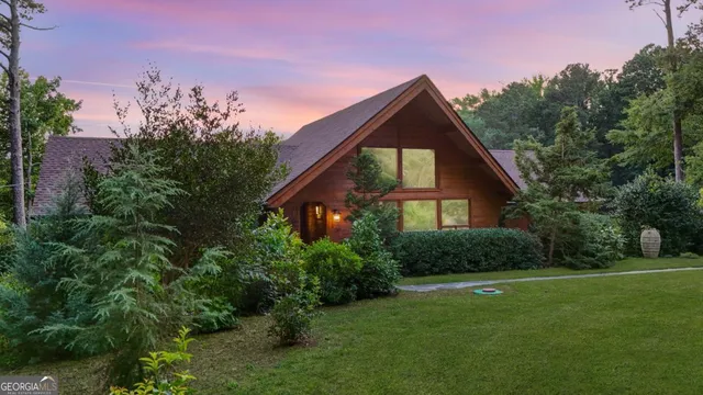 a view of a house with yard and garden