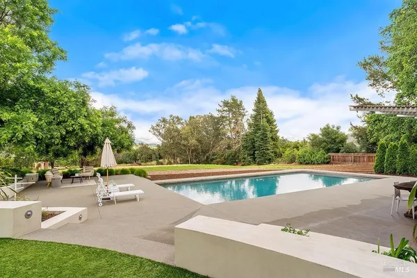 $2,500,000 | 10936 Eastside Road, Healdsburg, CA 95448