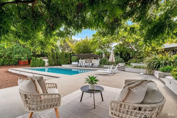 $2,500,000 | 10936 Eastside Road, Healdsburg, CA 95448