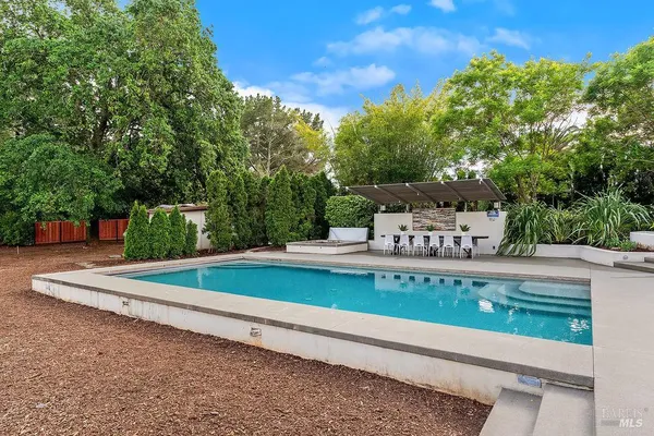 $2,500,000 | 10936 Eastside Road, Healdsburg, CA 95448