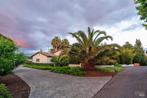 $2,500,000 | 10936 Eastside Road, Healdsburg, CA 95448