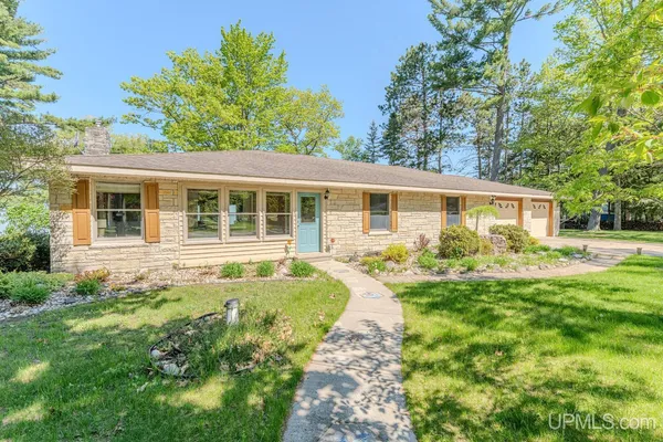 $499,000 | 805 N Indian Trail, Manistique, MI 49854