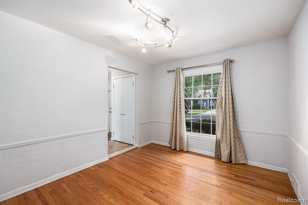 20740 Marter Road Grosse Pointe Woods, MI 48236 - Photo 8 of 37
