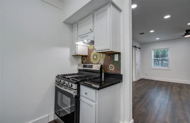 $2,000 | 7530 Park Pl Boulevard, Houston, TX 77087