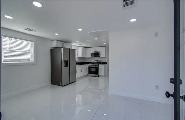 $2,000 | 7530 Park Pl Boulevard, Houston, TX 77087