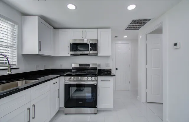 $2,000 | 7530 Park Pl Boulevard, Houston, TX 77087