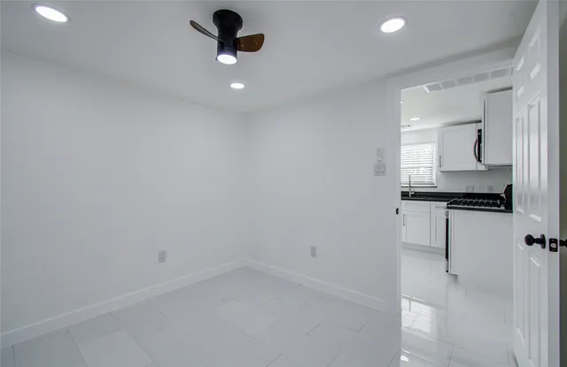 $2,000 | 7530 Park Pl Boulevard, Houston, TX 77087