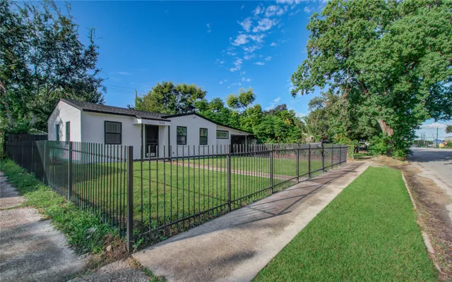 $2,000 | 7530 Park Pl Boulevard, Houston, TX 77087