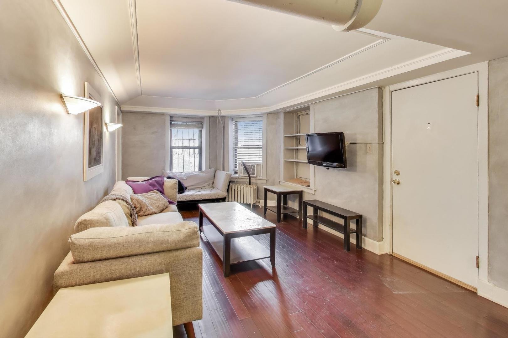 725 West Sheridan Road, Unit 10E Chicago, IL 60613 - Photo 6 of 16 a living room with furniture and a flat screen tv