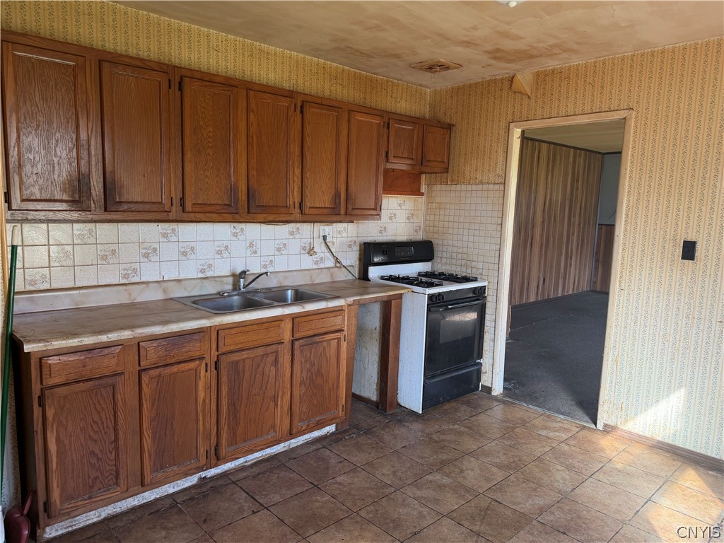 35 Bakeman Street Fulton, NY 13069 - Photo 4 of 16
