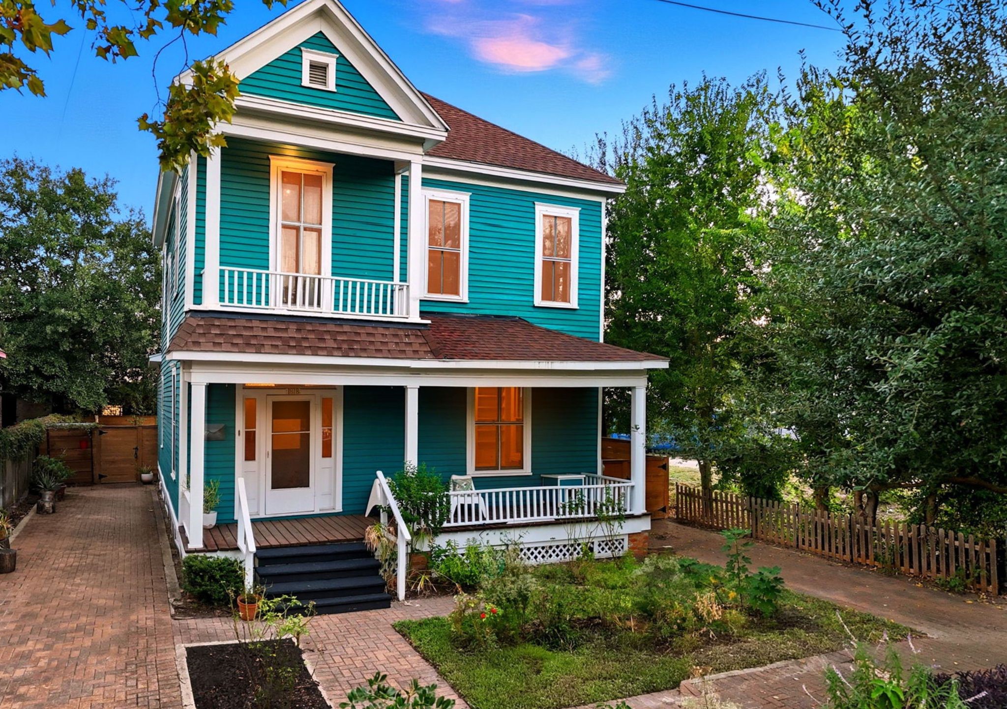 1818 Decatur Street Houston, TX 77007 - Photo 1 of 48 a front view of a house with garden